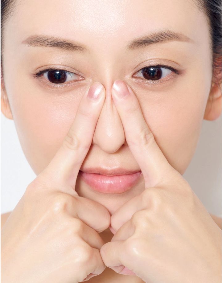 鼻すじを引き締める小顔マッサージ2