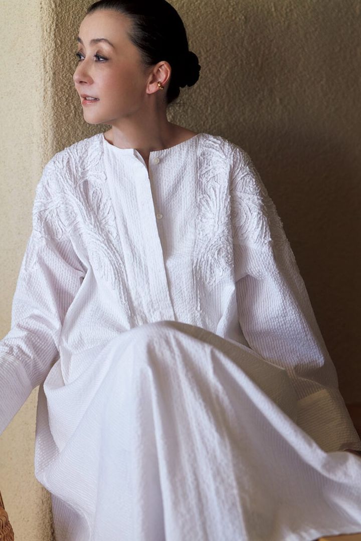 エンブロイダリーサッカーワンピース¥39,600／ハウスオブ ロータス、イヤカフ（3個セット）¥14,300／ミショー（ともにハウス オブ ロータス 二子玉川店）