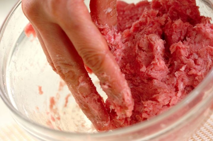 初心者も簡単！ピーマンの肉詰め照り焼きにの下準備1