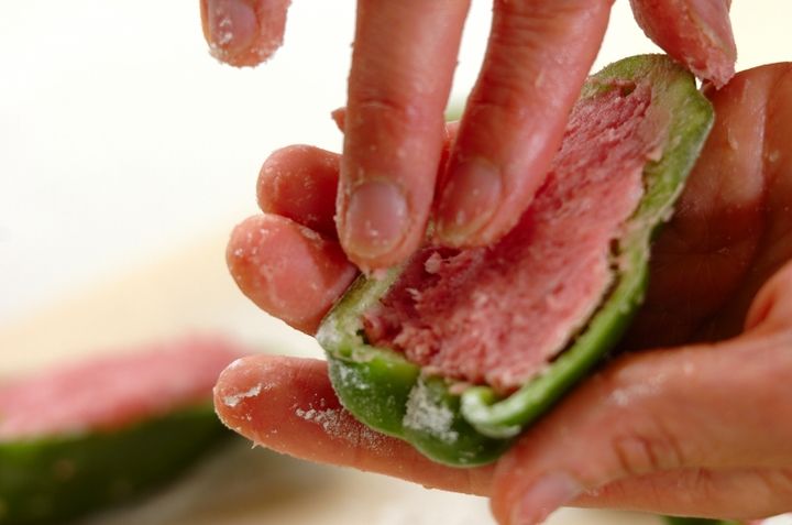 初心者も簡単！ピーマンの肉詰め照り焼きにの作り方1