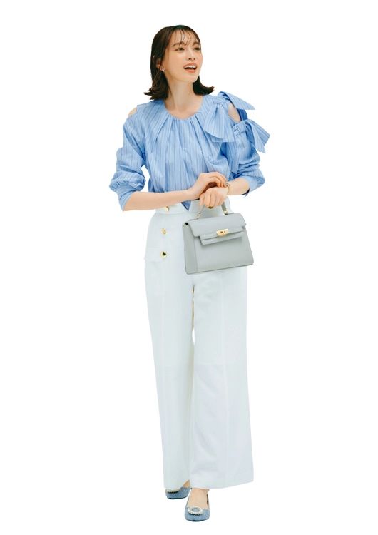 ブルー×白の涼しげパンツ通勤コーデ