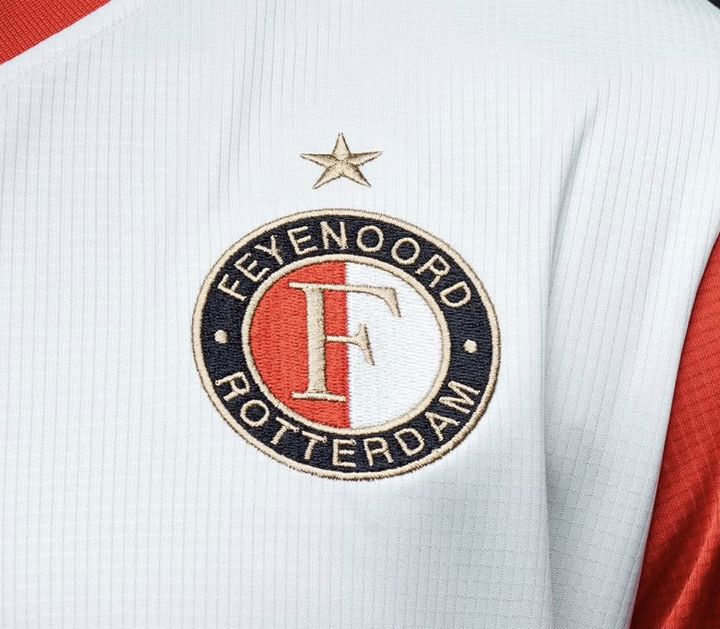 日本代表FW所属の名門チーム、新ユニフォームを発表！同じようで「実は違う」色とは？