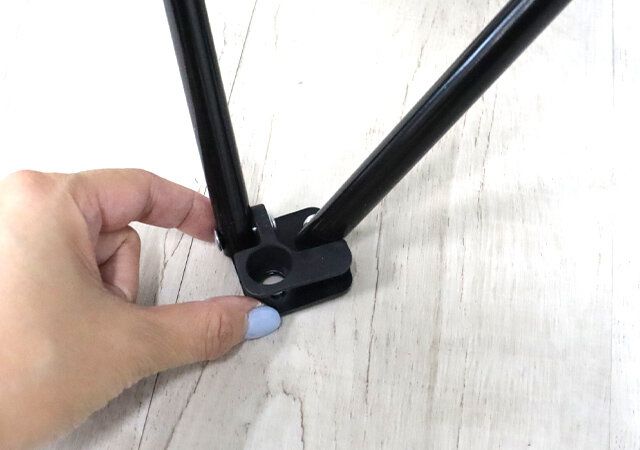 ダイソー 折りたたみアウトドアチェア（収納袋付、背もたれ付） 足