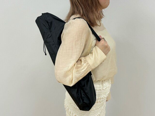 ダイソー 折りたたみアウトドアチェア（収納袋付、背もたれ付） 持ち歩き