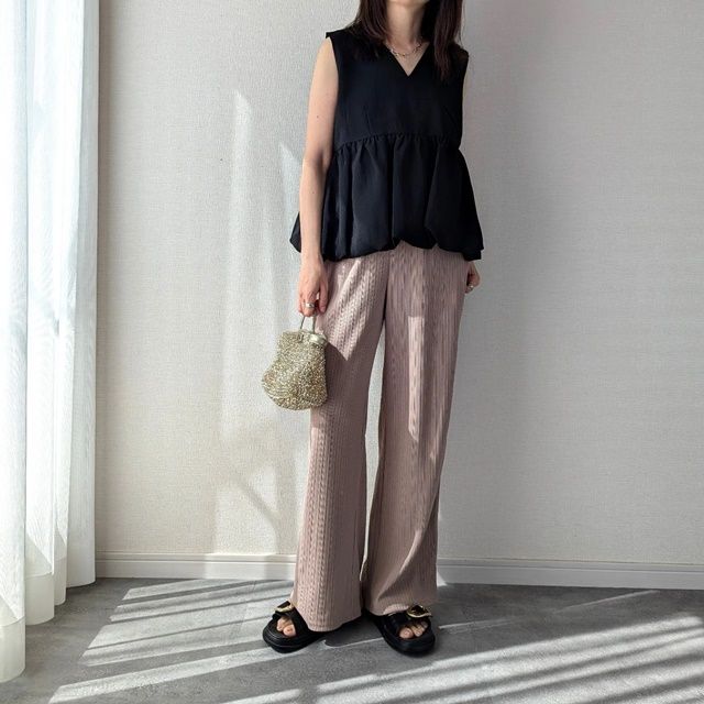 しまむらのブラックの「バルーンベスト」×リブプルオンパンツ