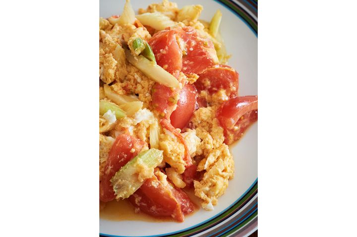 セロリの食感がアクセントの温かおつまみ“トマト卵炒め”