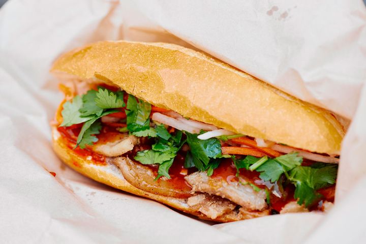 「豚肉レモングラス焼きバインミー」