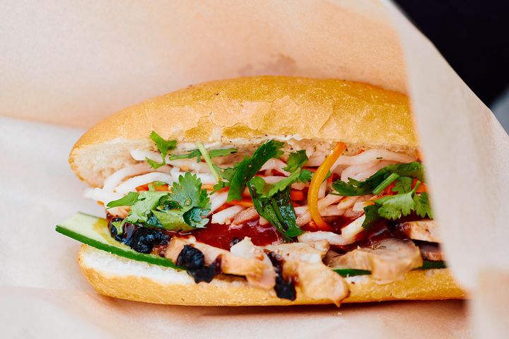 ピリ辛のサテーオイルが食欲をそそる「チキンサテー焼きバインミー」690円