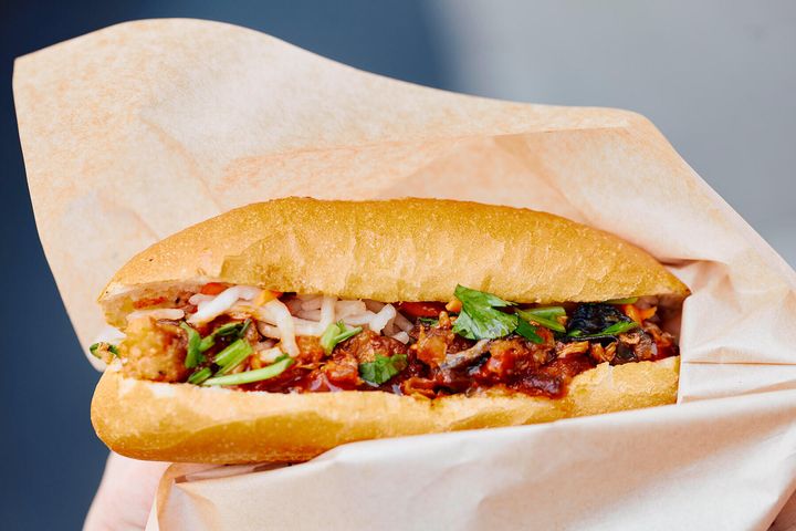 揚げ鯖トマトソース煮込みバインミー