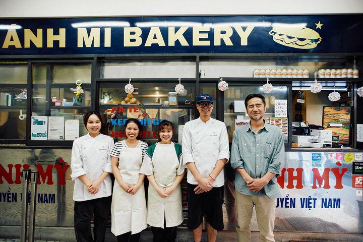 店を立ち上げた茂木貴彦さん（右端）とスタッフの皆さん
