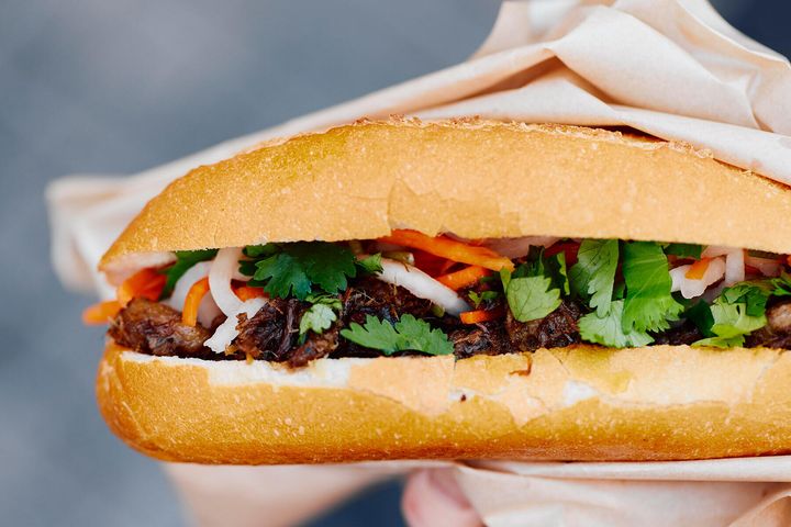 柔らかく似た牛筋を甘辛く味付けした「牛筋焼肉のバインミー」740円