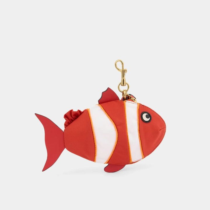 アニヤ・ハインドマーチ夏のポップアップ。海モチーフの大人もときめくアイテムがそろいます！ クマノミモチーフのチャーム。