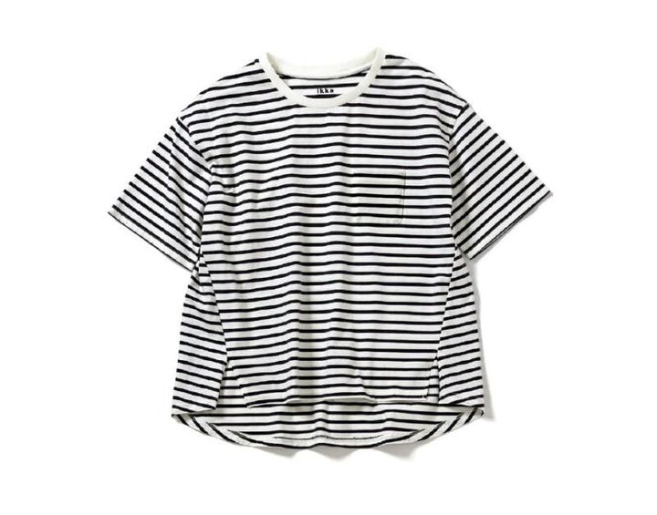 ワイドシルエットに胸元のミニポケットがさりげないアクセント。細ピッチのモノトーン配色は使い勝手よし。￥2,189（イッカ／コックス）