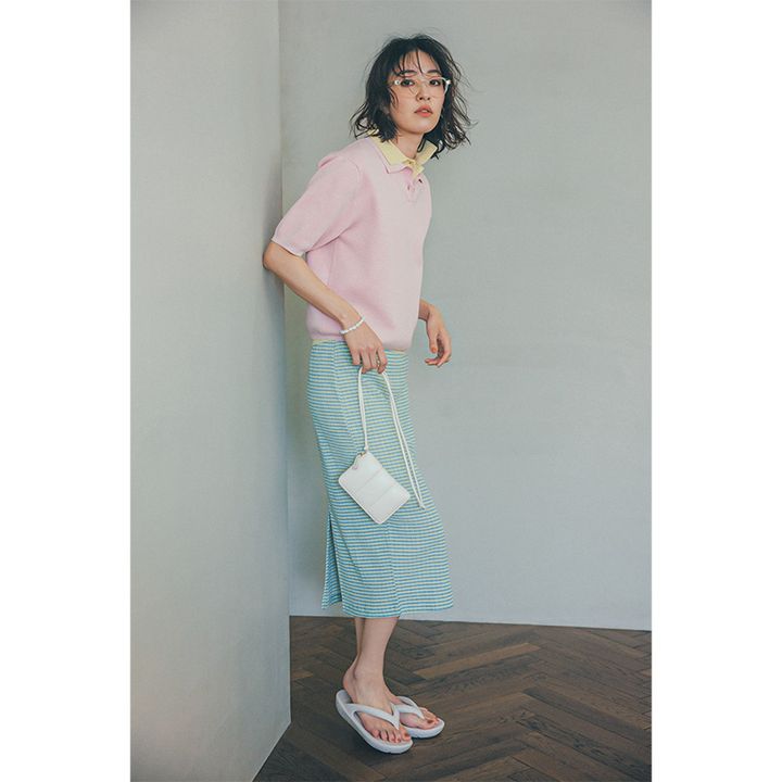 甘口のニットポロを重ねて着たコーデ