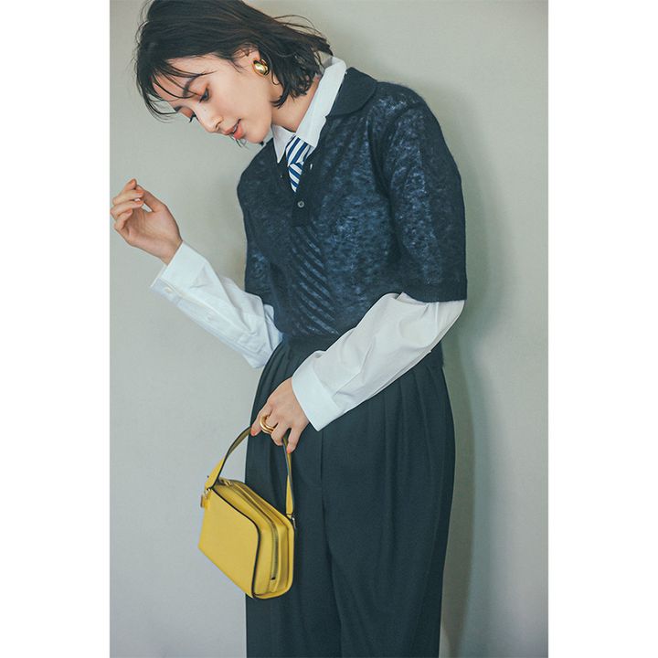 シアー素材のニットポロを着たスタイル