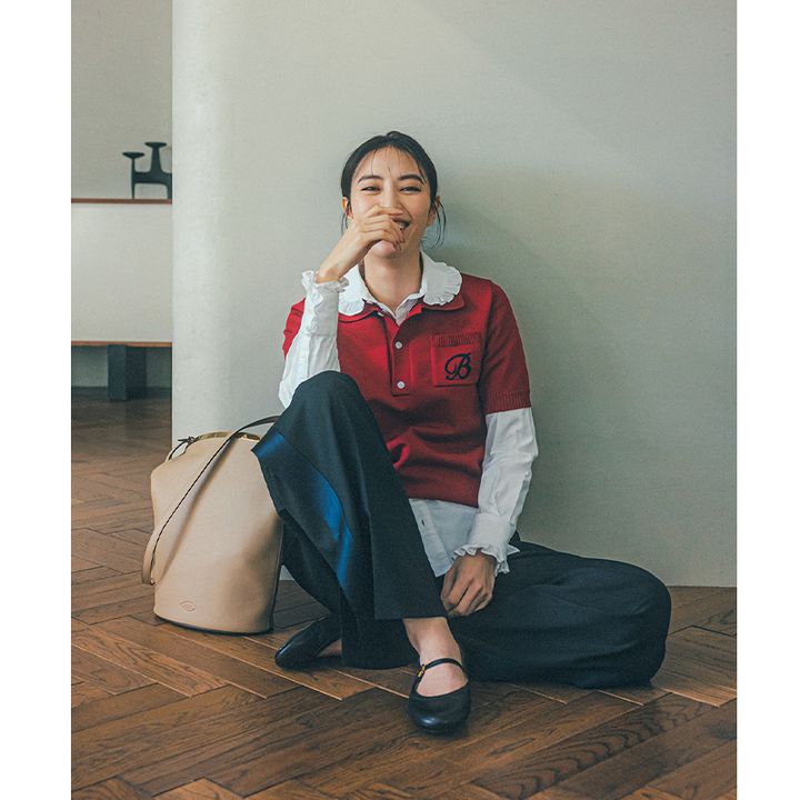 フリルブラウスにニットポロを重ねた甘口コーデ