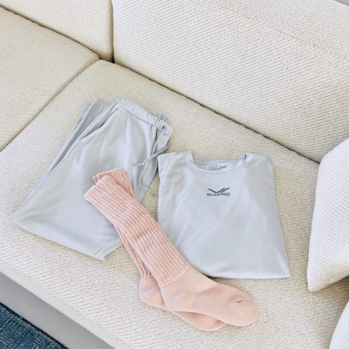 SIXPADのリカバリーウェアとサーモスの靴下