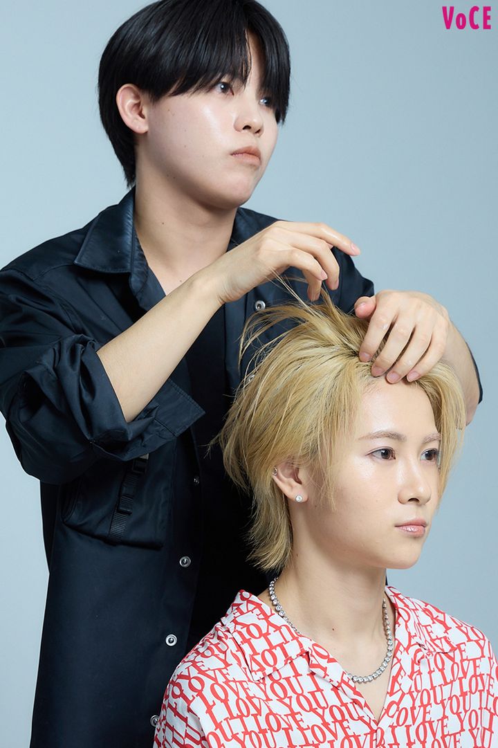 前髪のあげ方を指南するみかみ。さん