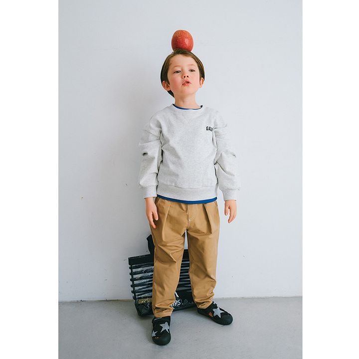 コンバースのサンダルを履いた男の子