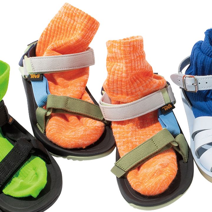 カジュアルなサンダルにビタミンカラーのソックス合わせ