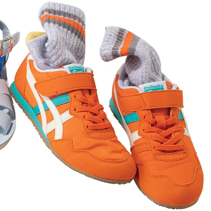 ソックスのラインと靴をオレンジで統一