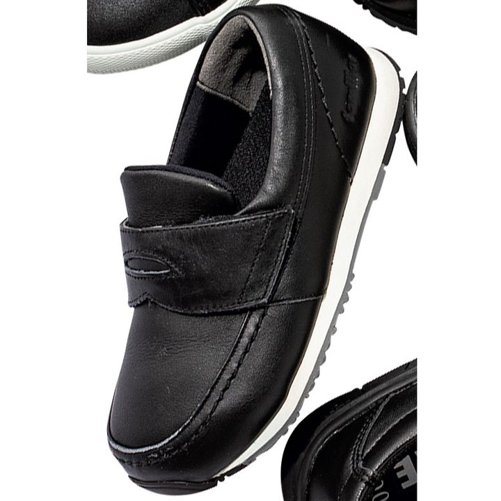 アシックス × ファミリアの子供向け黒シューズ