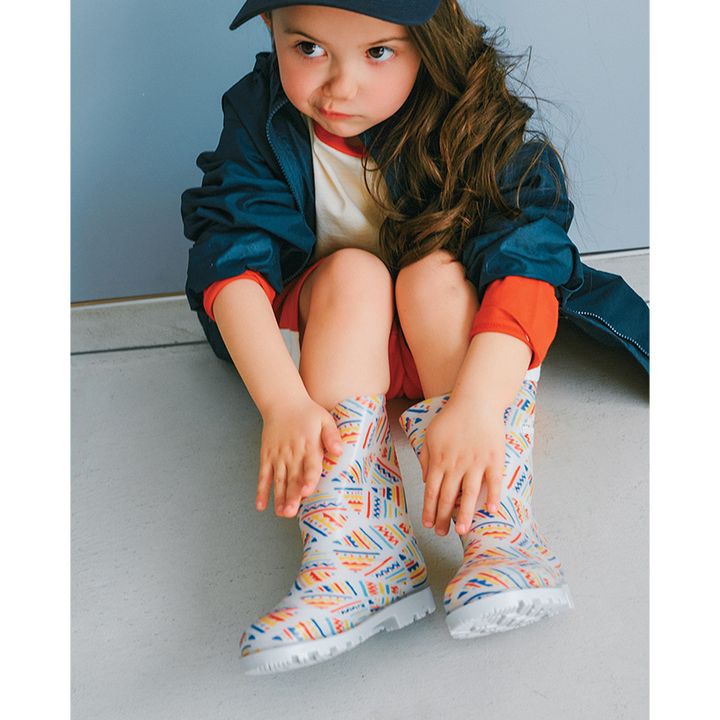 モンベルのレインブーツを履いた子ども