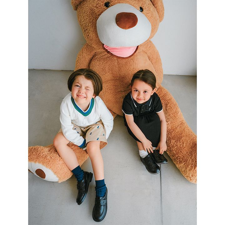 黒いレザー調の靴でおめかしする男の子と女の子