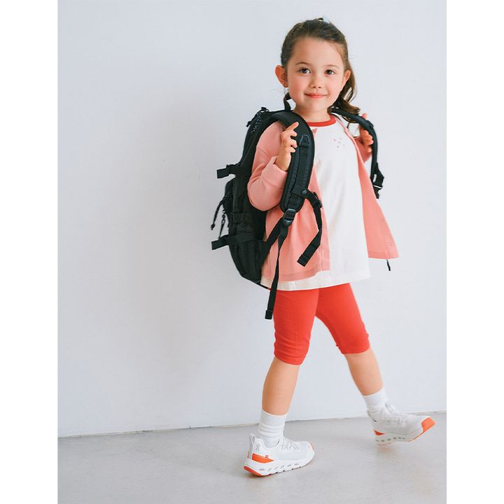 スリッポンタイプのスニーカーを履いたカジュアルコーデの子ども