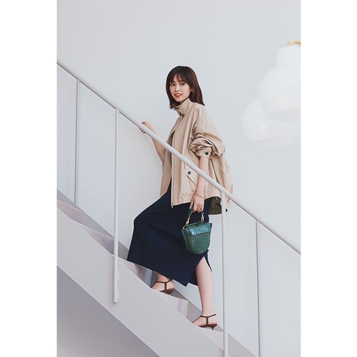 肌馴染みのいいブラウンシューズがキレイめに効く