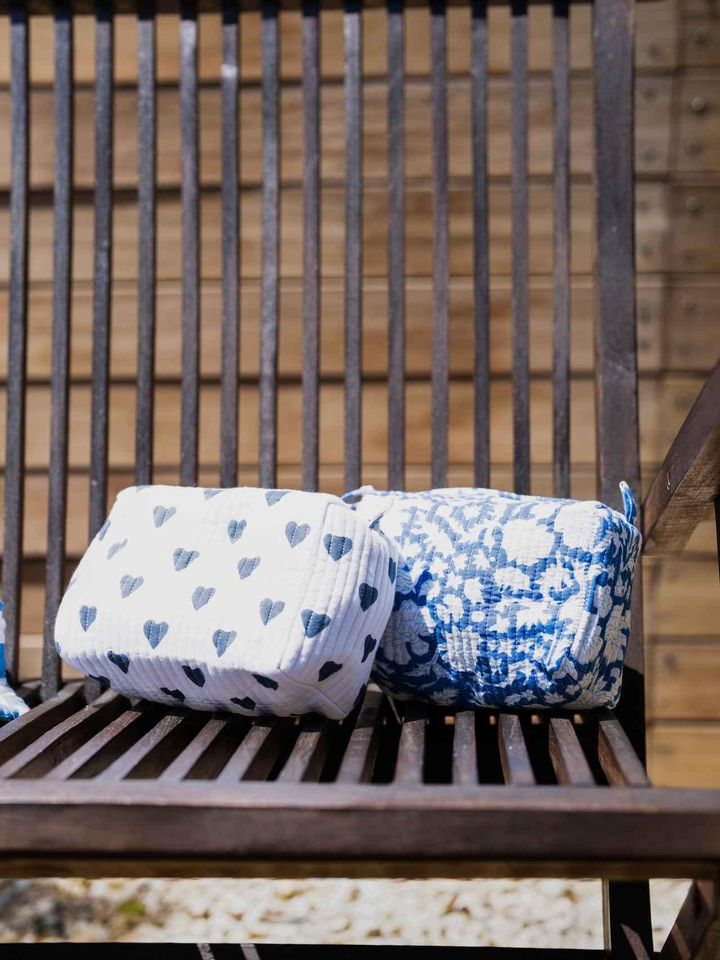 画像: 「MAKEUP POUCH ポーチ」¥9,900 (税込)