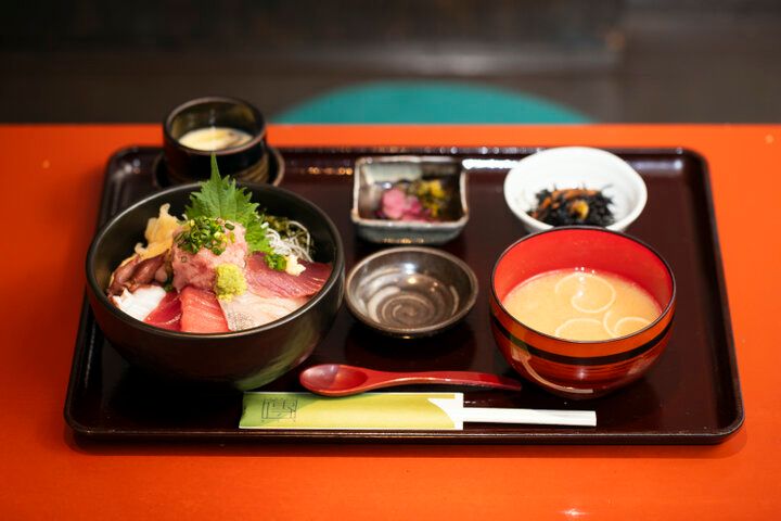 豊洲の仲卸が手がける生本まぐろの贅沢丼を♪「傳 人形町店」でいただく贅沢ランチ