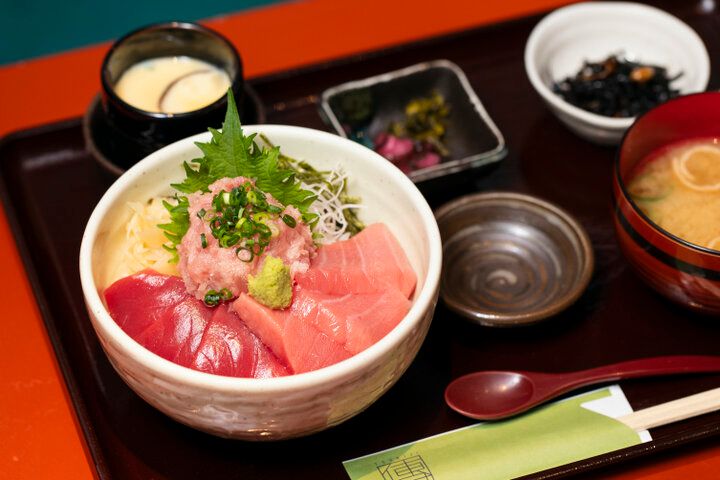 豊洲の仲卸が手がける生本まぐろの贅沢丼を♪「傳 人形町店」でいただく贅沢ランチ