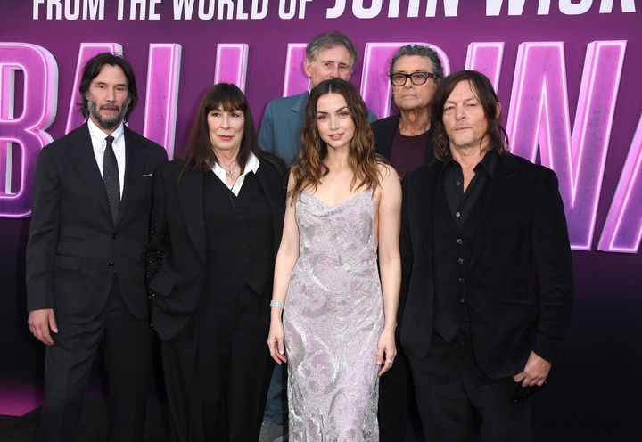 左から時計回りにキアヌ・リーヴス、アンジェリカ・ヒューストン、アナ・デ・アルマス、ノーマン・リーダス、イアン・マクシェーン、ガブリエル・バーン。