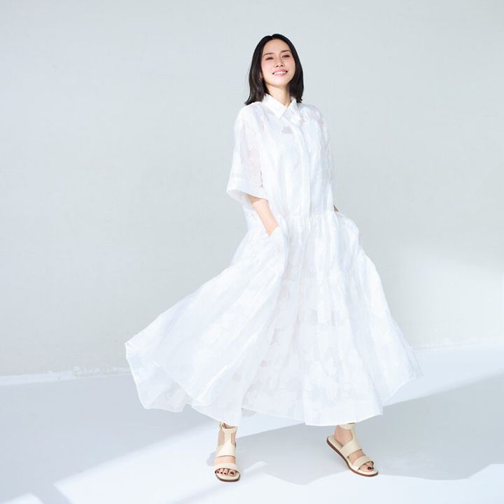 ワンピース¥77,000 ／メイメイジェイ（エス ケーシー）、サンダル¥161,700／イレブン ティ（三喜商事）、ピアス¥75,900／ヒロタカ （ヒロタカ 表参道ヒルズ）