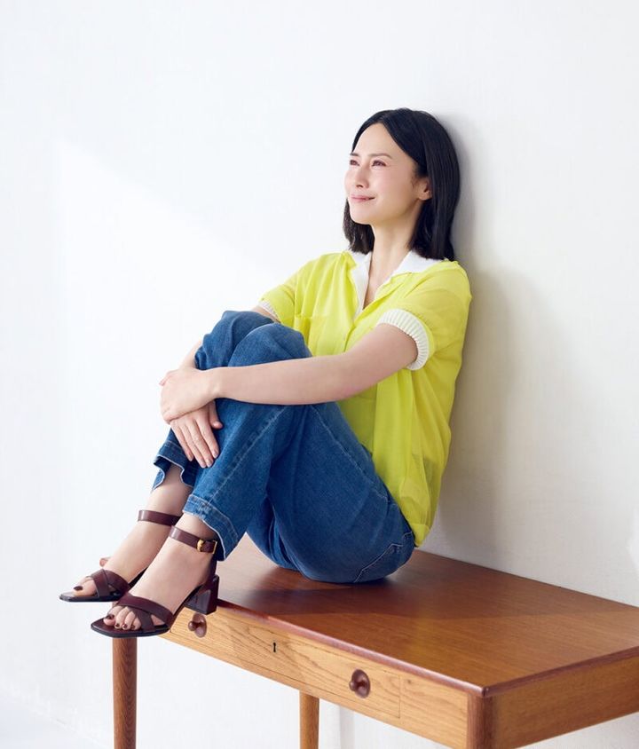 カーディガン¥143,000、白ポロセーター¥132,000／ともにチヴィディーニ、デニム¥52,800／バルバ ナポリ（すべてコロネット）、サンダル／スタイリスト私物