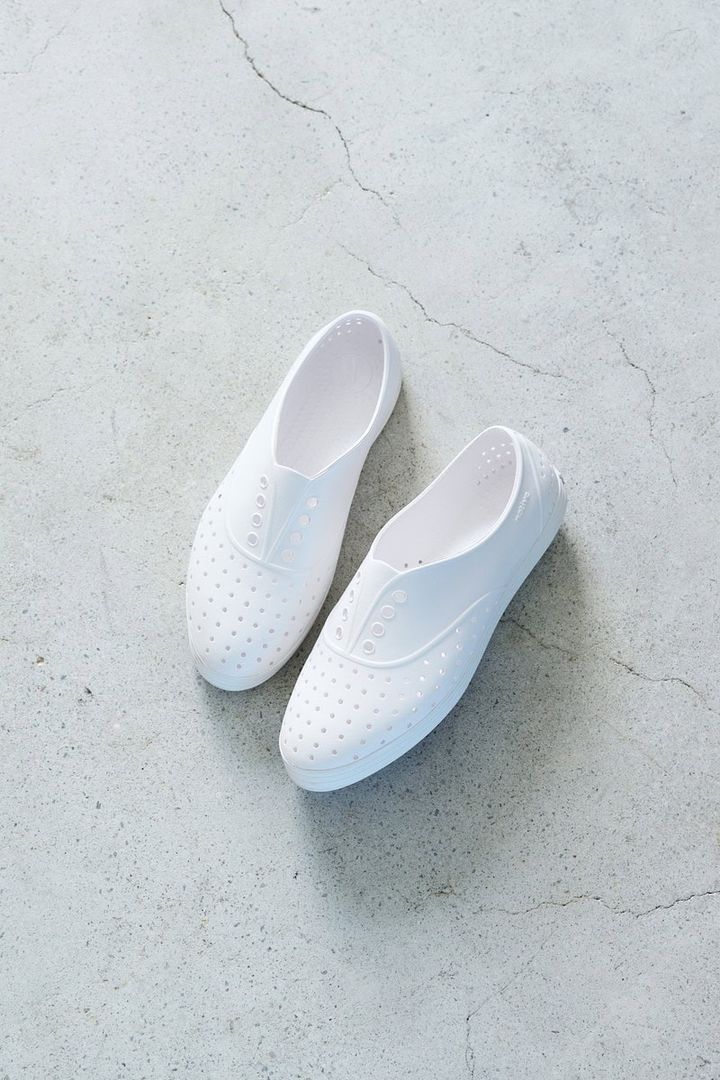 おしゃれ、かつ劇的に軽い！ アウトドアや旅のセカンドシューズに