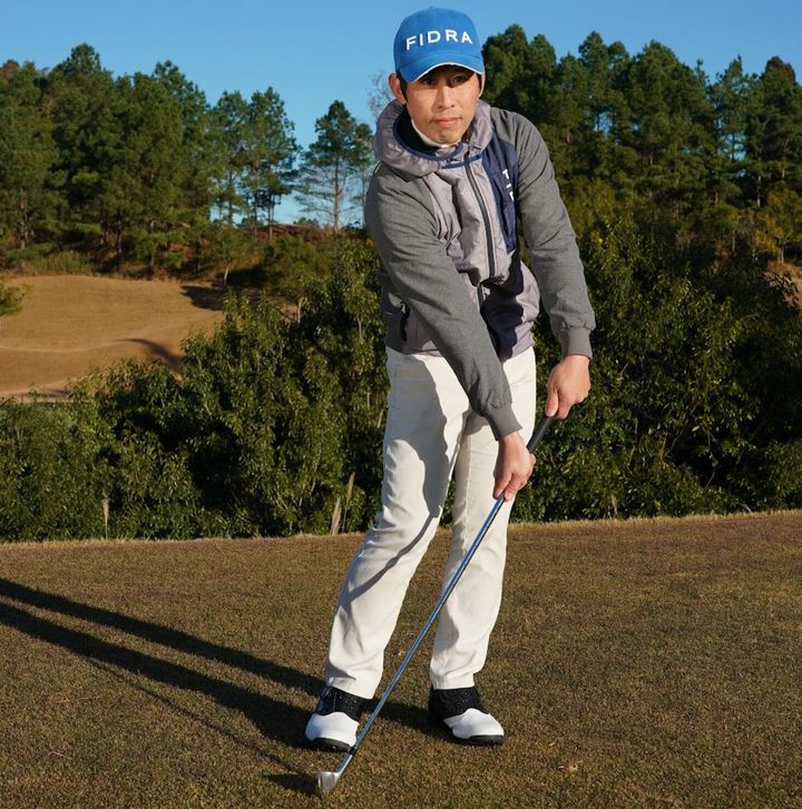 どっちの振り方が正解？ミスが抑えられるスイングを人気コーチが解説