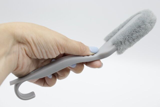 ダイソー W素材の泡立ちシューズブラシ 形