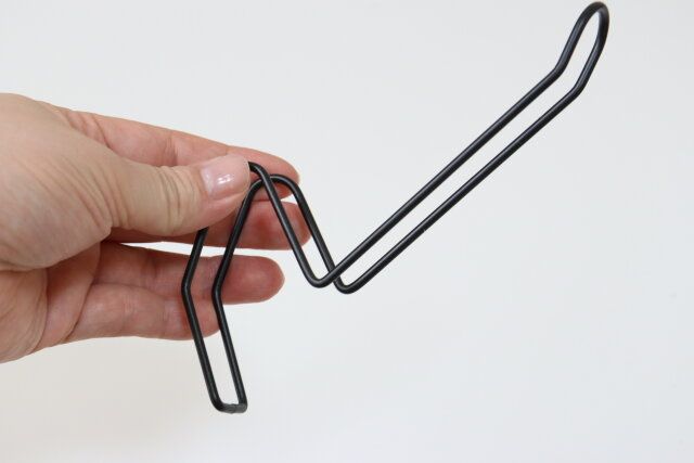 セリアの傾斜がついたつっぱり棒用ハンガーフック