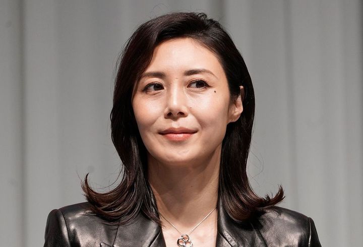 各世代で最も輝いている人、宝石が似合う人を表彰する「第34回ジュエリーベストドレッサー賞」の40代部門を受賞した俳優の松嶋菜々子さん（東京都江東区の東京ビッグサイト）＝2023年1月12日