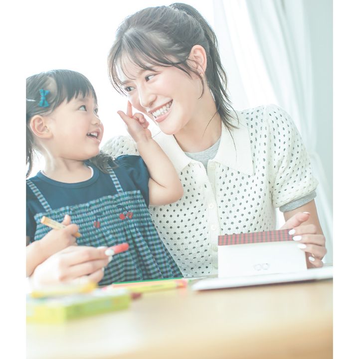 VERYとファミリアコラボの便箋にお手紙を書くVERYモデル咲和希さんと娘