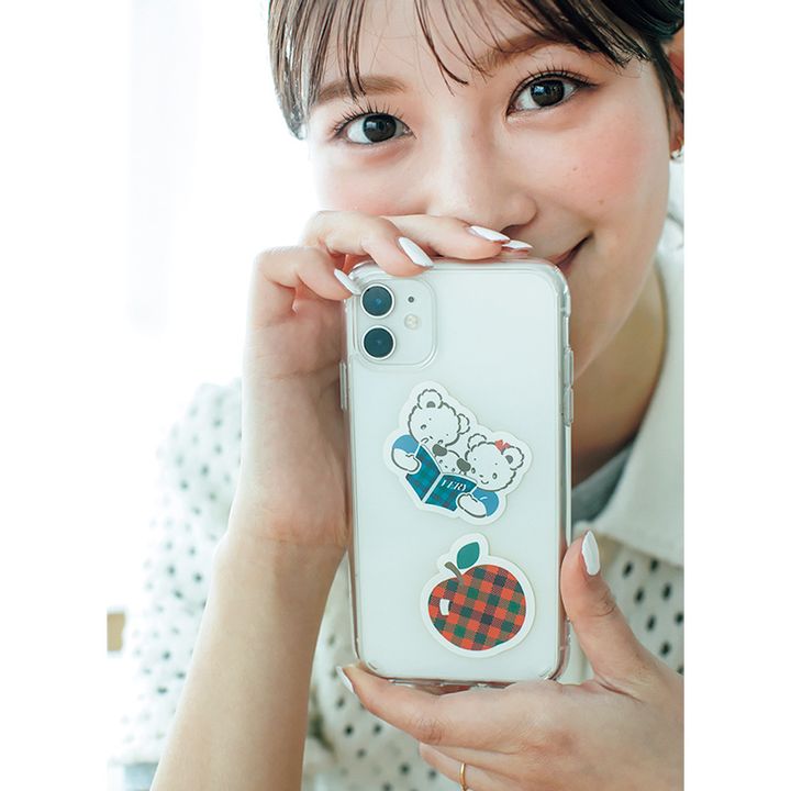 VERYとファミリアコラボのステッカーを貼ったスマホをもつ咲和希さん