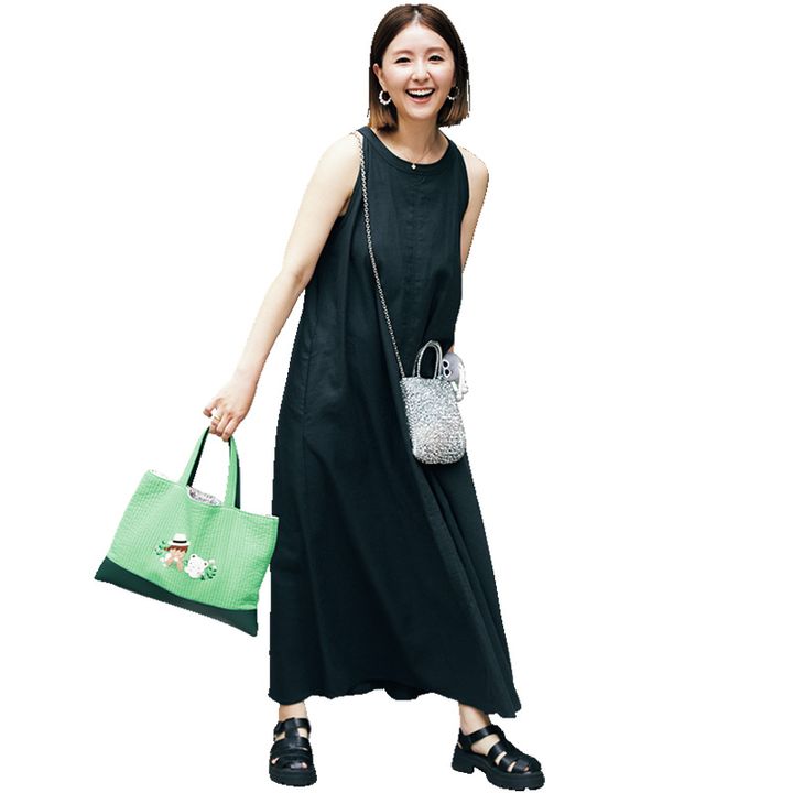 黒ワンピースにアンテプリマの斜めがけバッグとファミリアとピオヌンナルコラボのグリーントートを2個持ちしたVERY読者