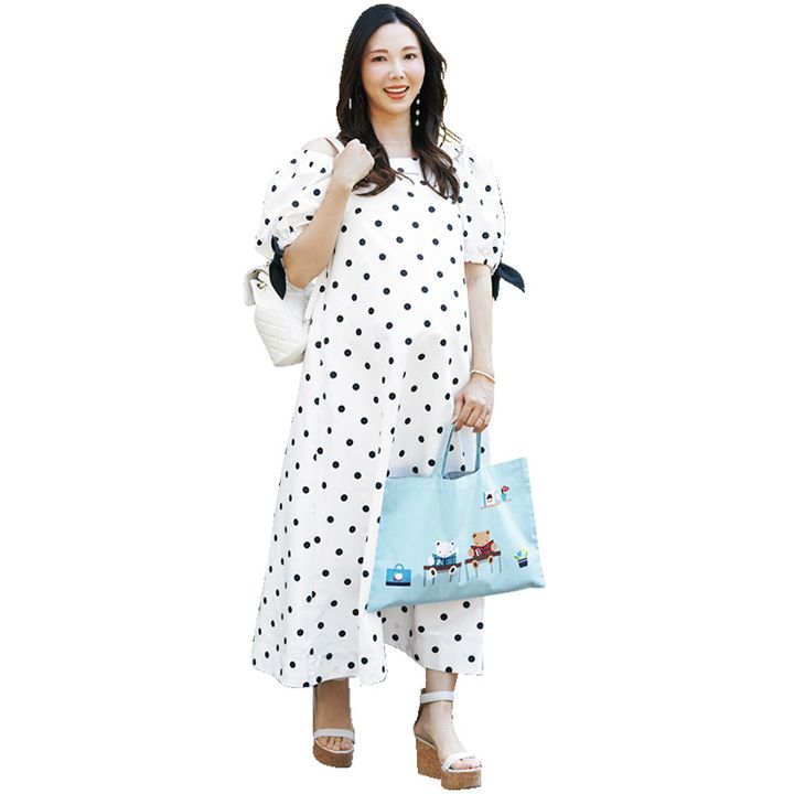 水玉のワンピースに水色のファミリアのレッスンバッグを持ったVERY読者