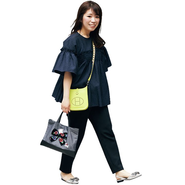 甘ブラウスとパンツの黒紺コーデにイエローのエルメスの斜めがけとファミリアのトートを2個持ちしたVERY読者