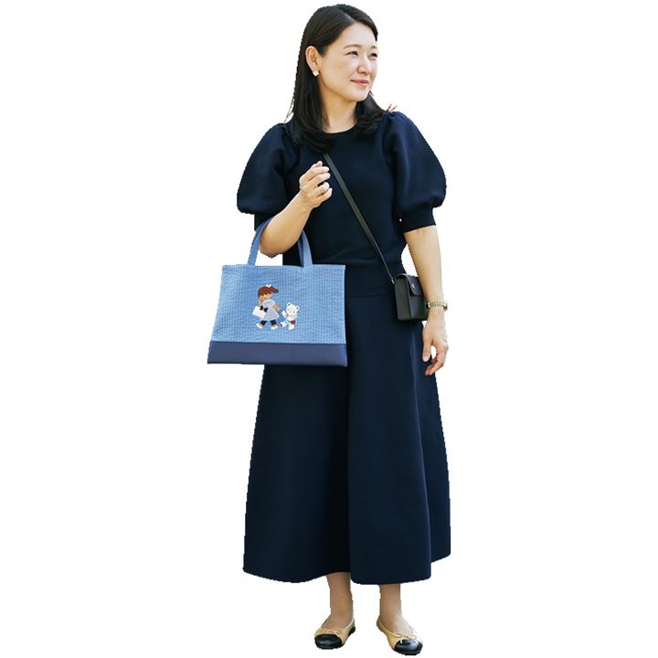 ネイビーコーデに水色のファミリアのバッグを持ったVERY読者