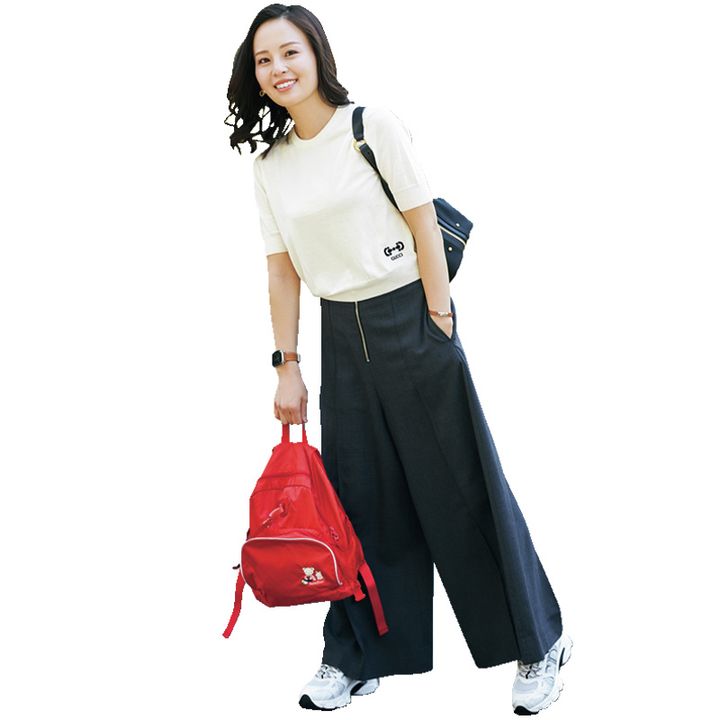 白トップスとパンツに赤のファミリアのリュックを持ったVERY読者