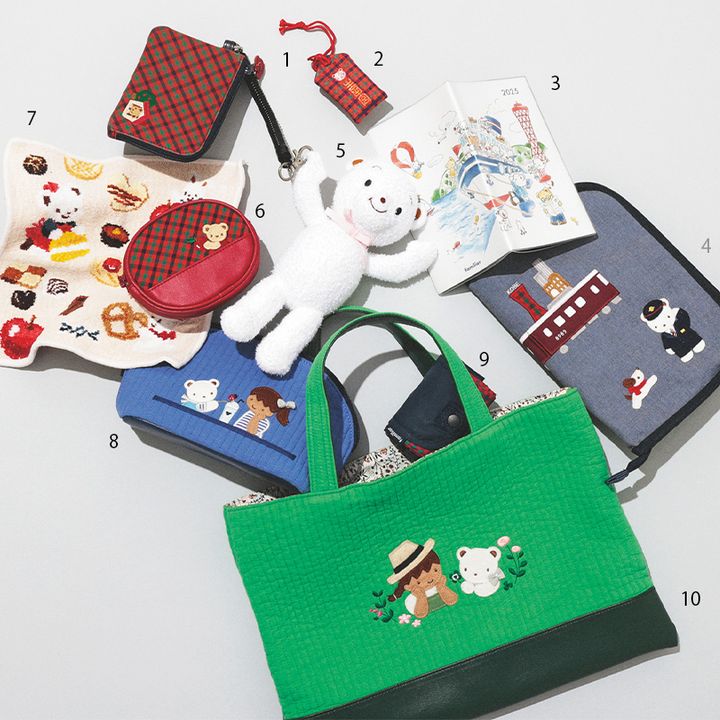 VERY読者の私物でファミリアのパスケースや母子手帳ケースやピオヌンナルとのコラボポーチやトート