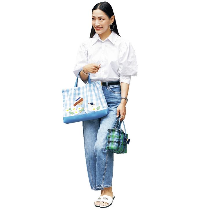 白シャツとデニムコーデにファミリアのギンガムチェックのトートを持ったVERY読者